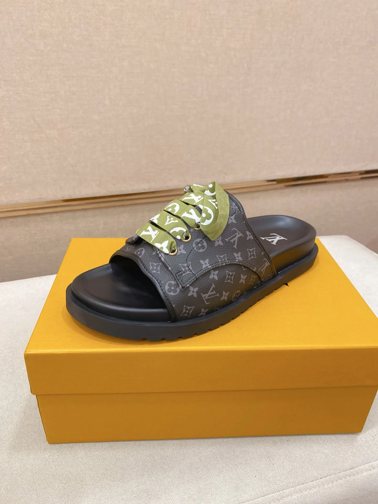 Men's shoes 💰: 340💰Made by LV🔍Top purchasing agents. Men's spring and summer slippers are available at the same counter. The uppers are imported cowhide from Italy, with logo graphics and high-quality craftsmanship. Soles: original soles specially provided by the original factory. Exclusive movable molded soles are super comfortable. Original goods follow orders. 🔍🔍High quality. You can enter and exit the counter at will. Welcome to compare. Size 38-44.